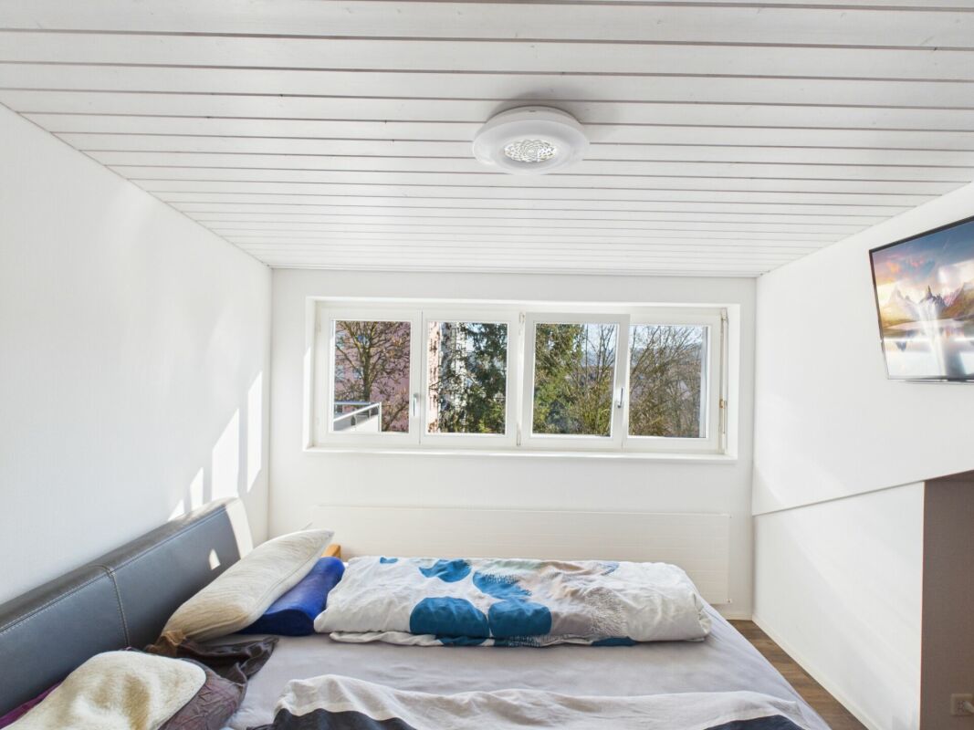 Helles Schlafzimmer mit Fensterfront
