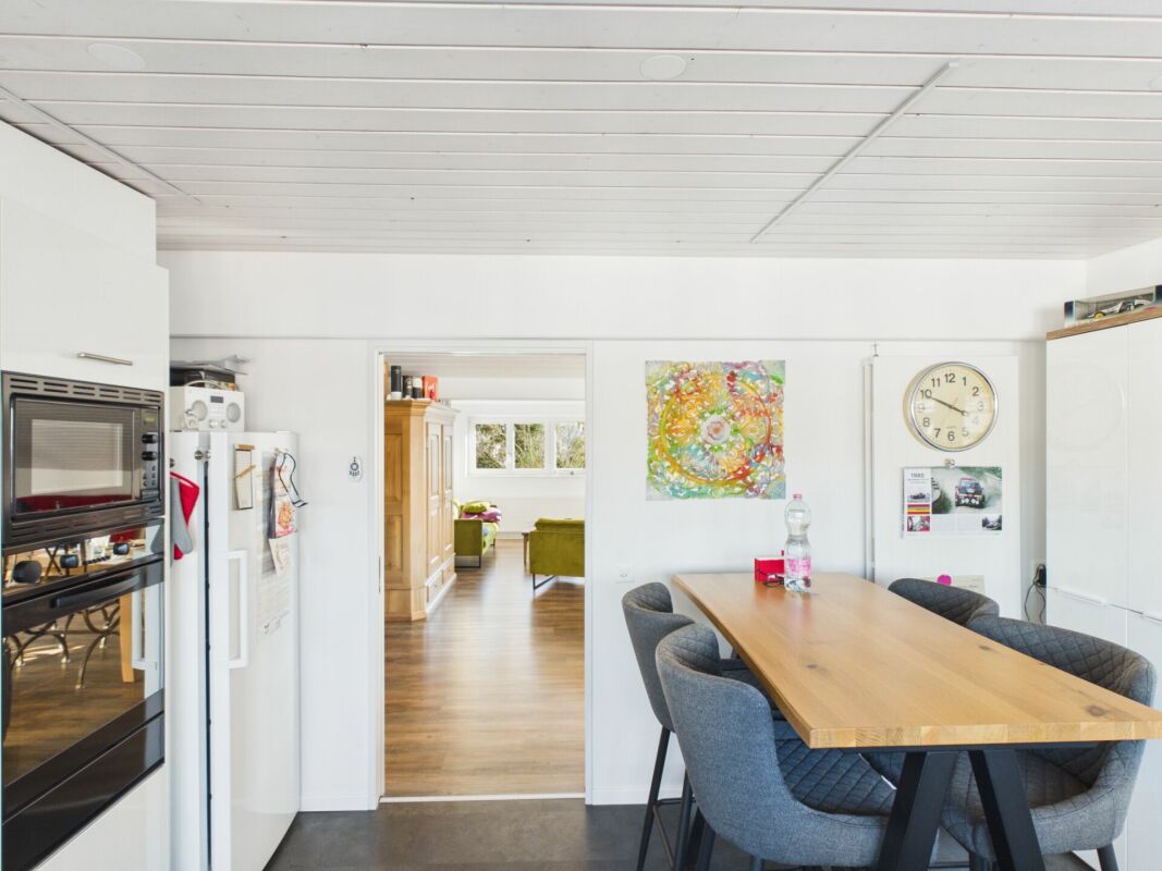 Essbereich mit Blick in den Wohnraum