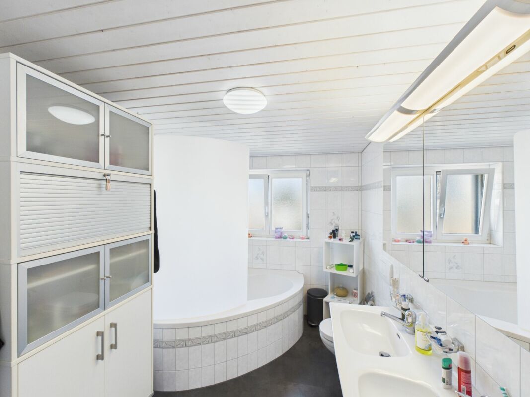 Helles Badezimmer mit Badewanne und Doppelwaschtisch