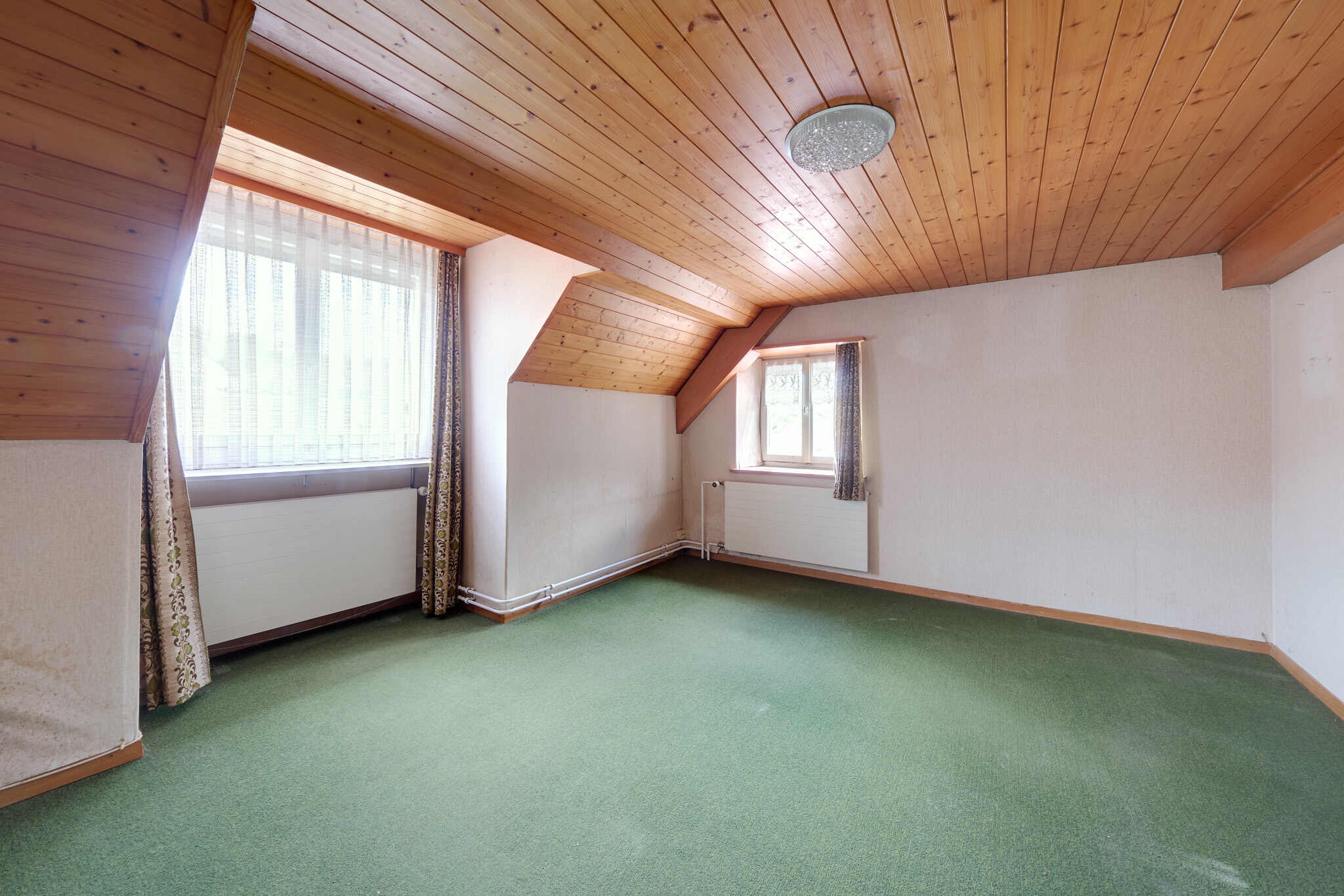 Ausgebauter Dachraum mit Teppichboden