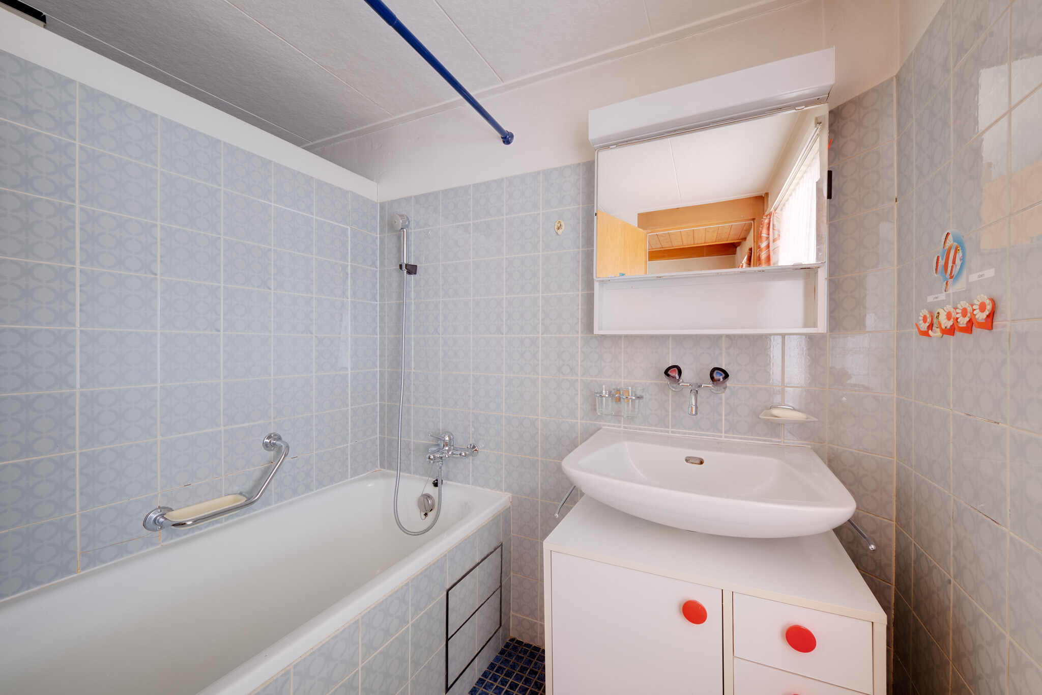 Badezimmer mit Wanne und Waschbecken