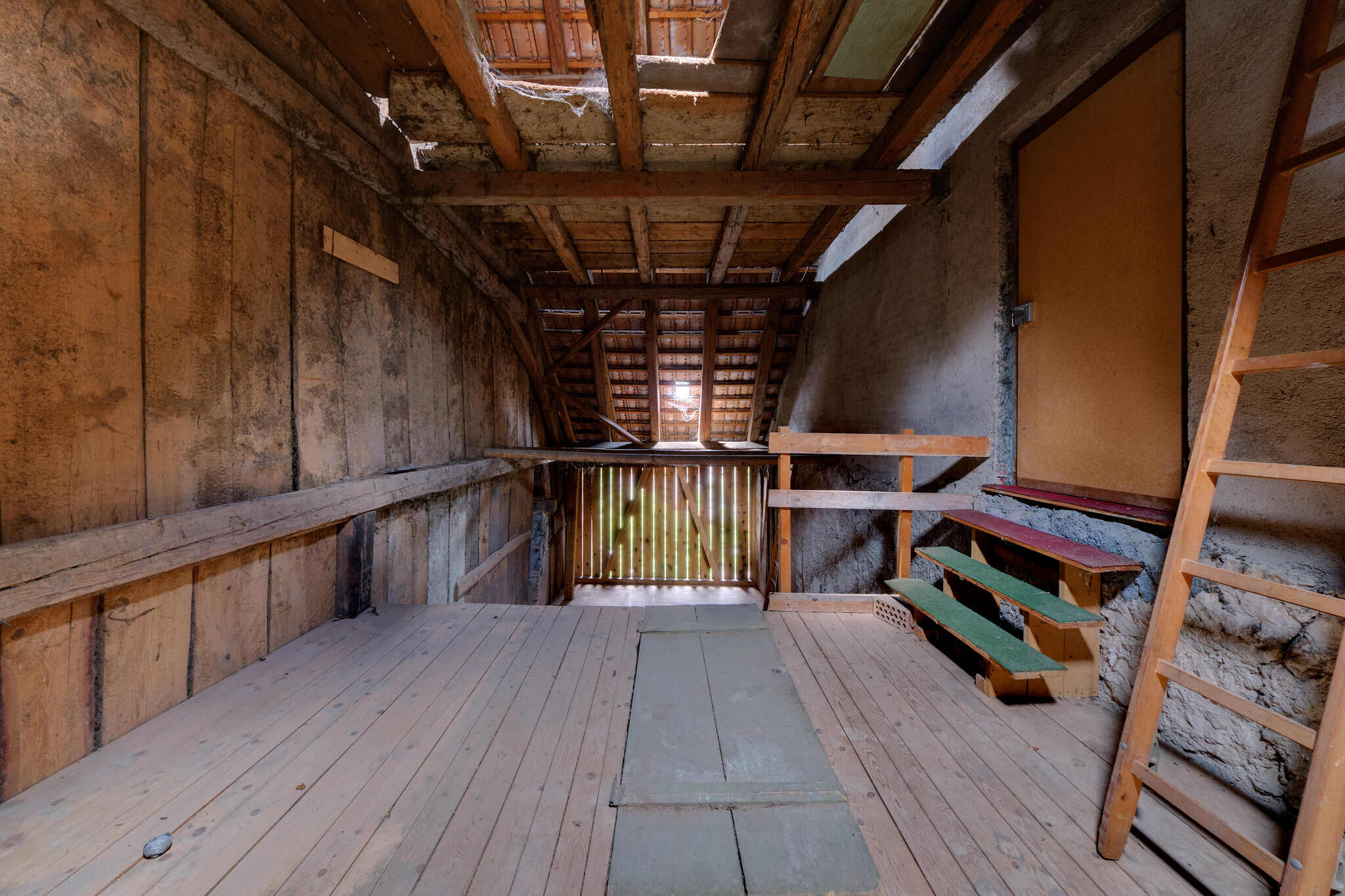 Dachboden mit Holztreppe und Dachkonstruktion
