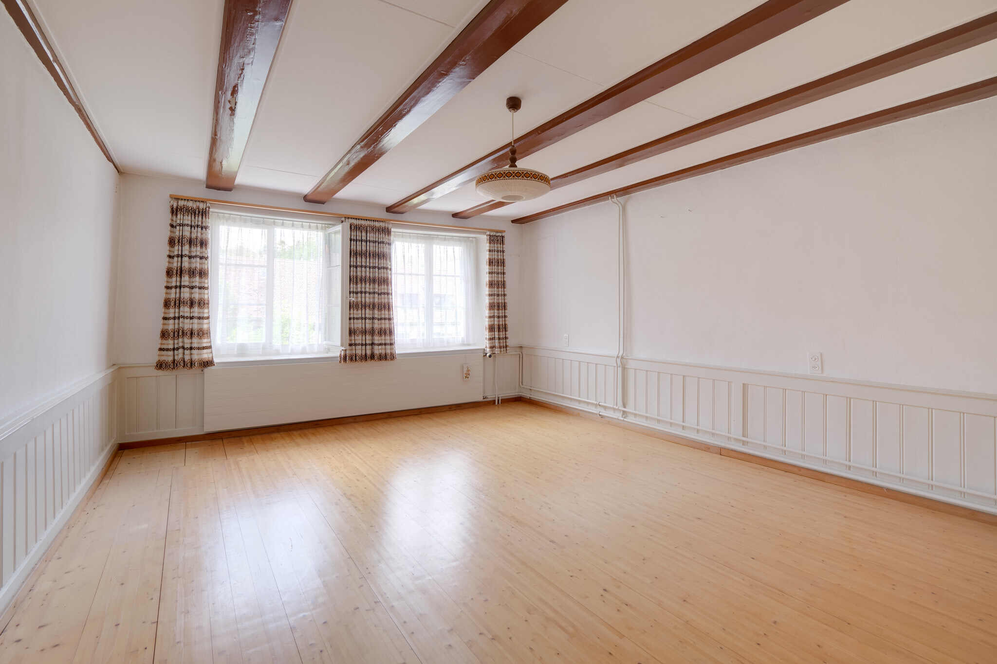 Leerer heller Raum mit Holzbalkendecke