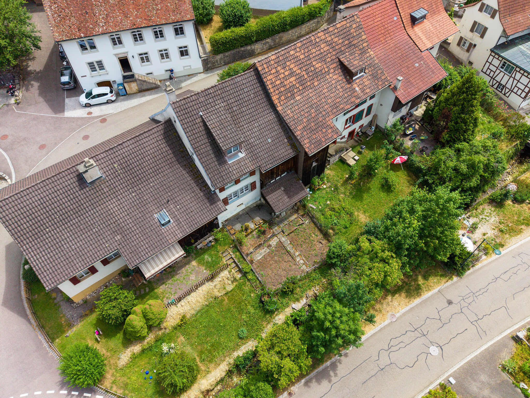 Luftaufnahme eines Wohnhauses mit Garten