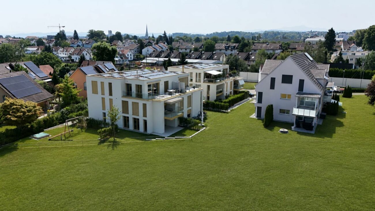 Moderne Wohnanlage mit großen Gärten
