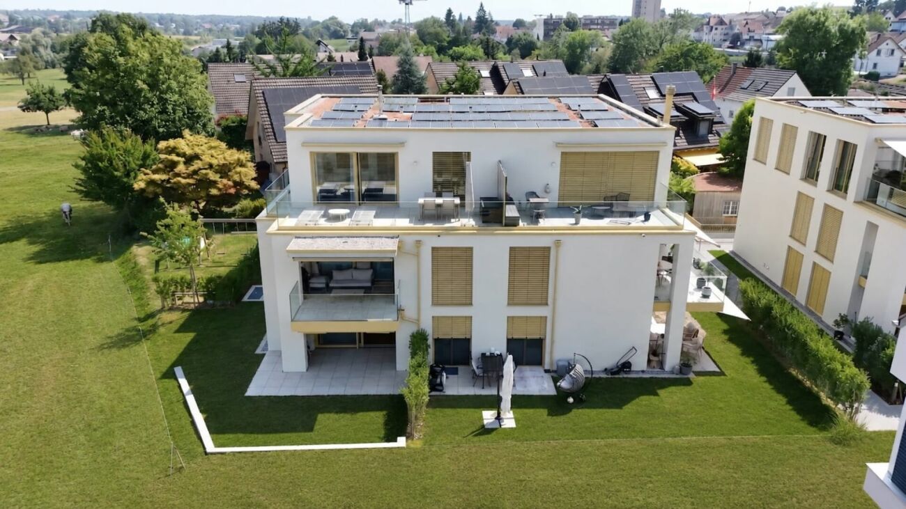 Moderne Wohnanlage mit Dachterrasse und Garten