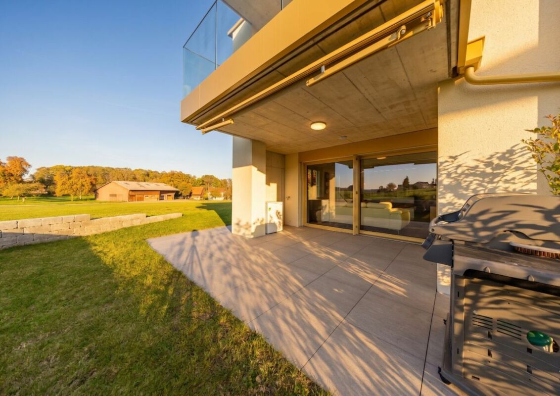 Moderne Terrasse mit Gartenblick
