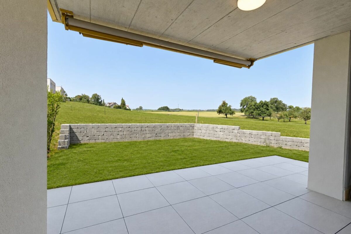 Überdachte Terrasse mit Gartenblick