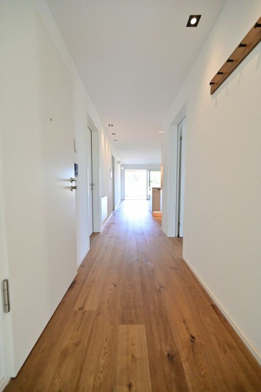 Heller Flur mit Holzoptikboden