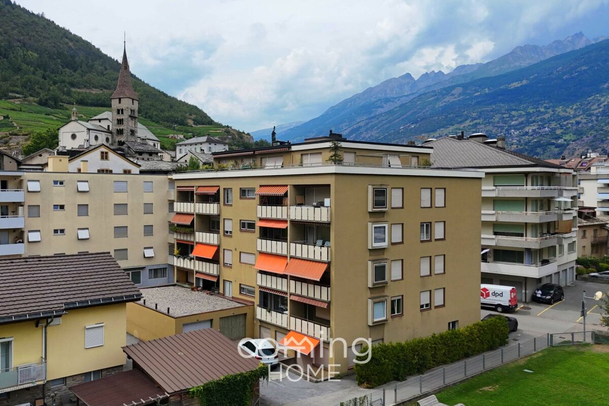 Städtische Wohnanlage mit Bergblick