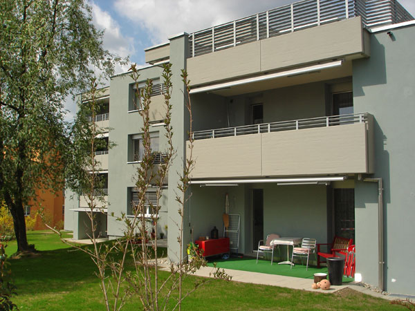 Mehrfamilienhaus mit Balkonen und Garten
