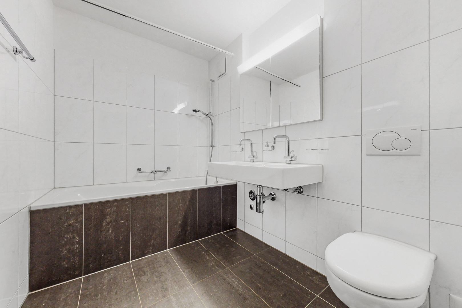 Modernes Badezimmer mit Badewanne, Waschtisch und WC