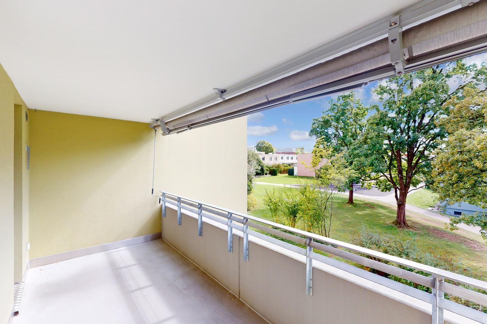 Heller Balkon mit Grünblick