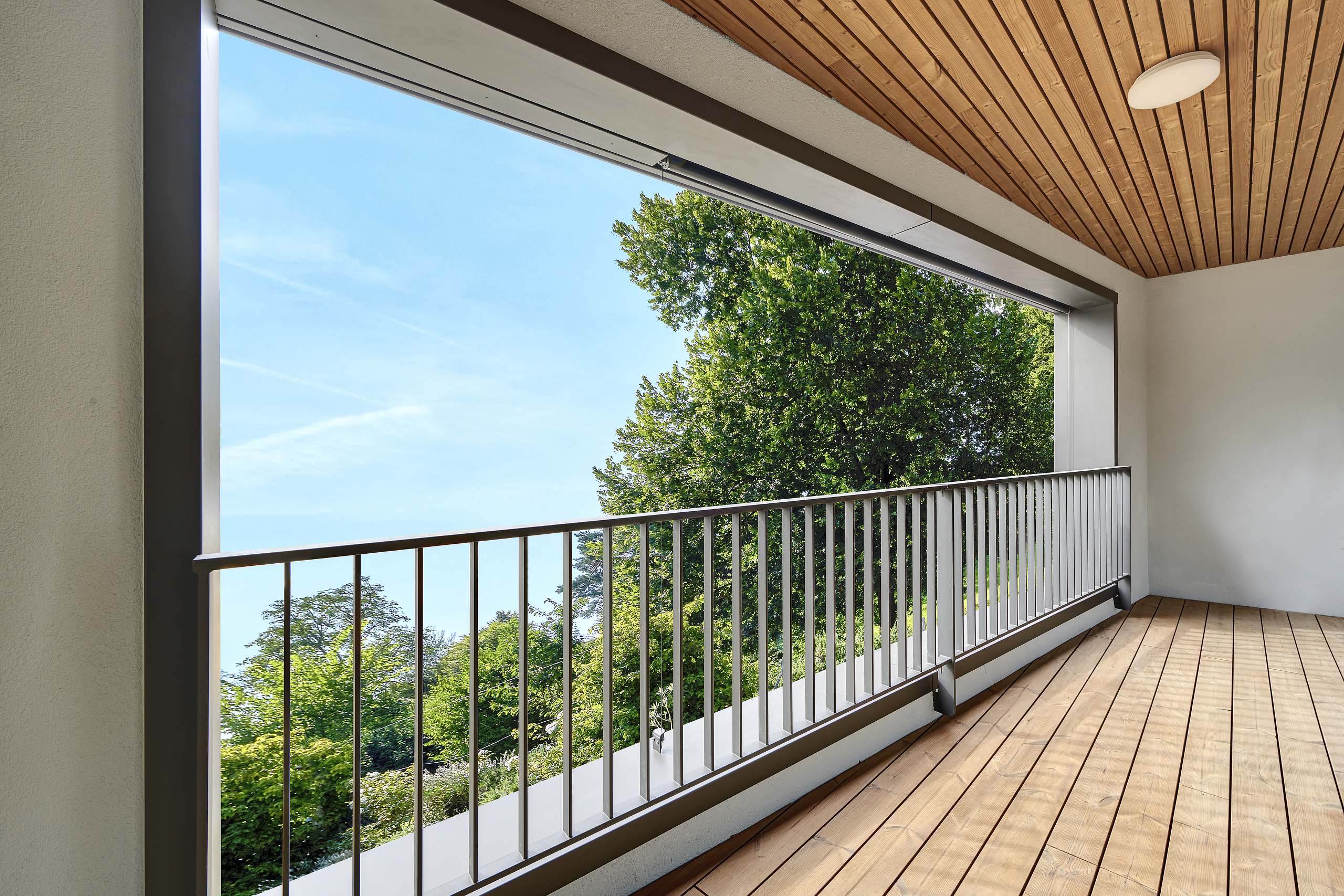 Überdachter Balkon mit Blick ins Grüne