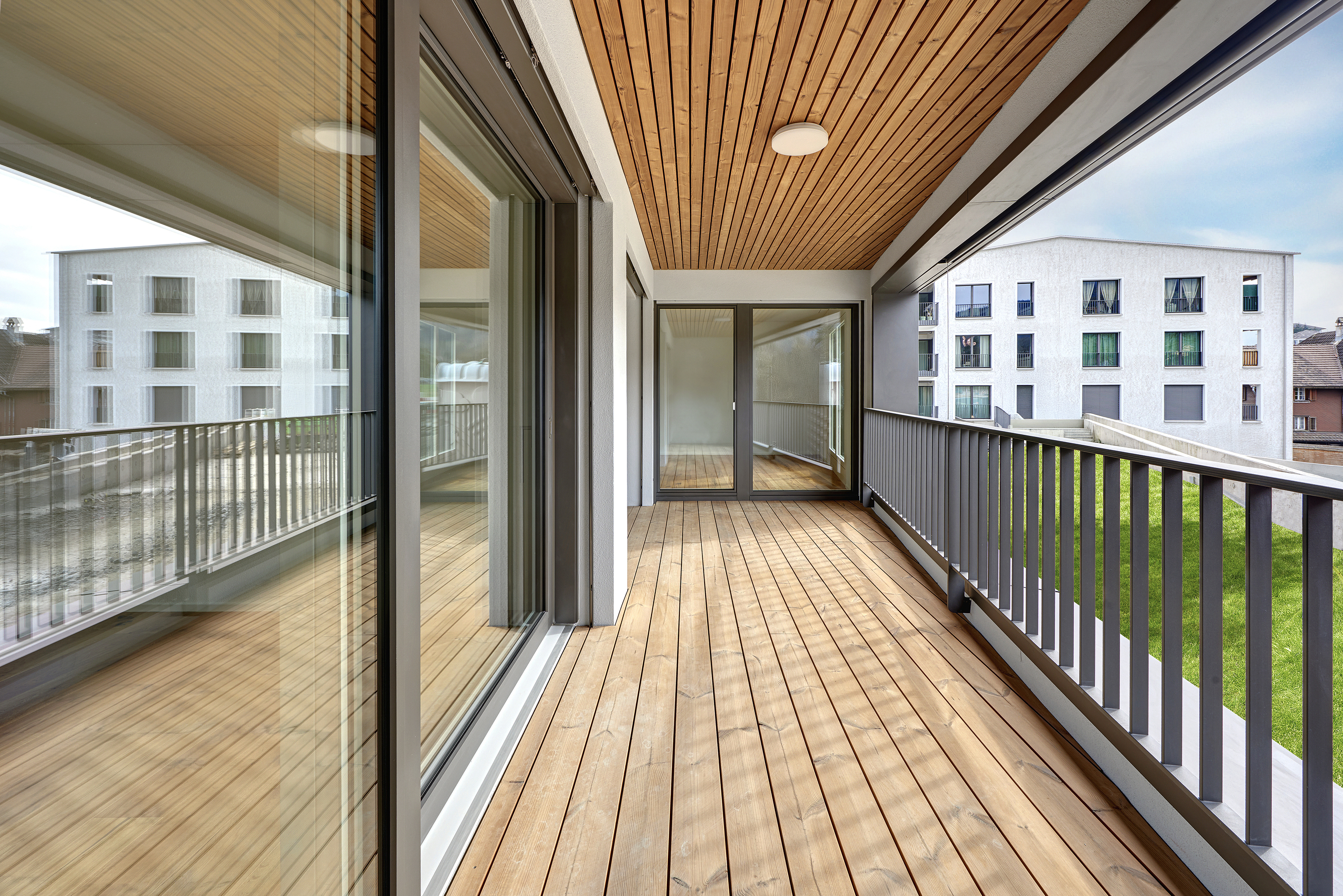 Überdachter Balkon mit Holzverkleidung