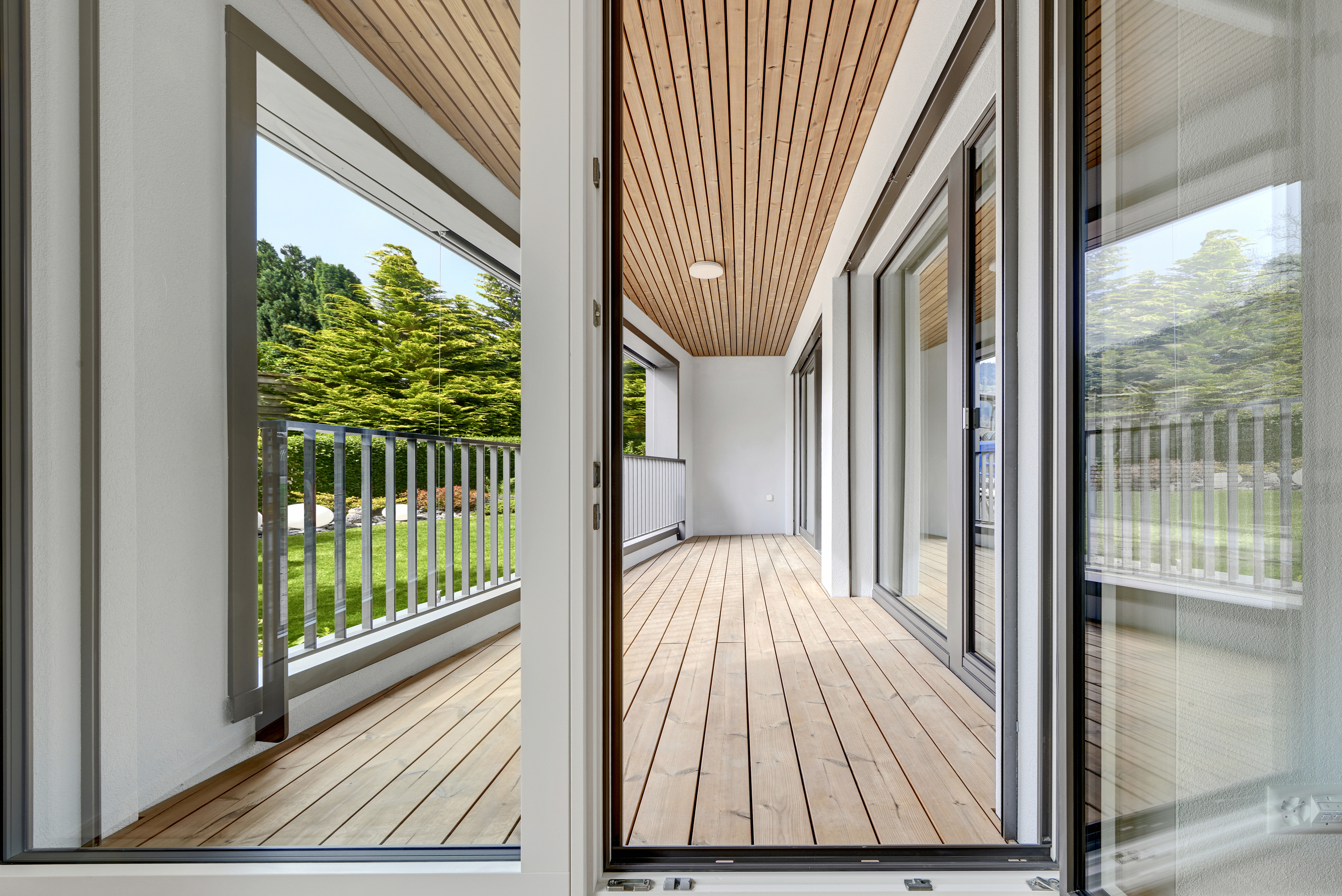 Balkon mit Holzdecke und Glasfront