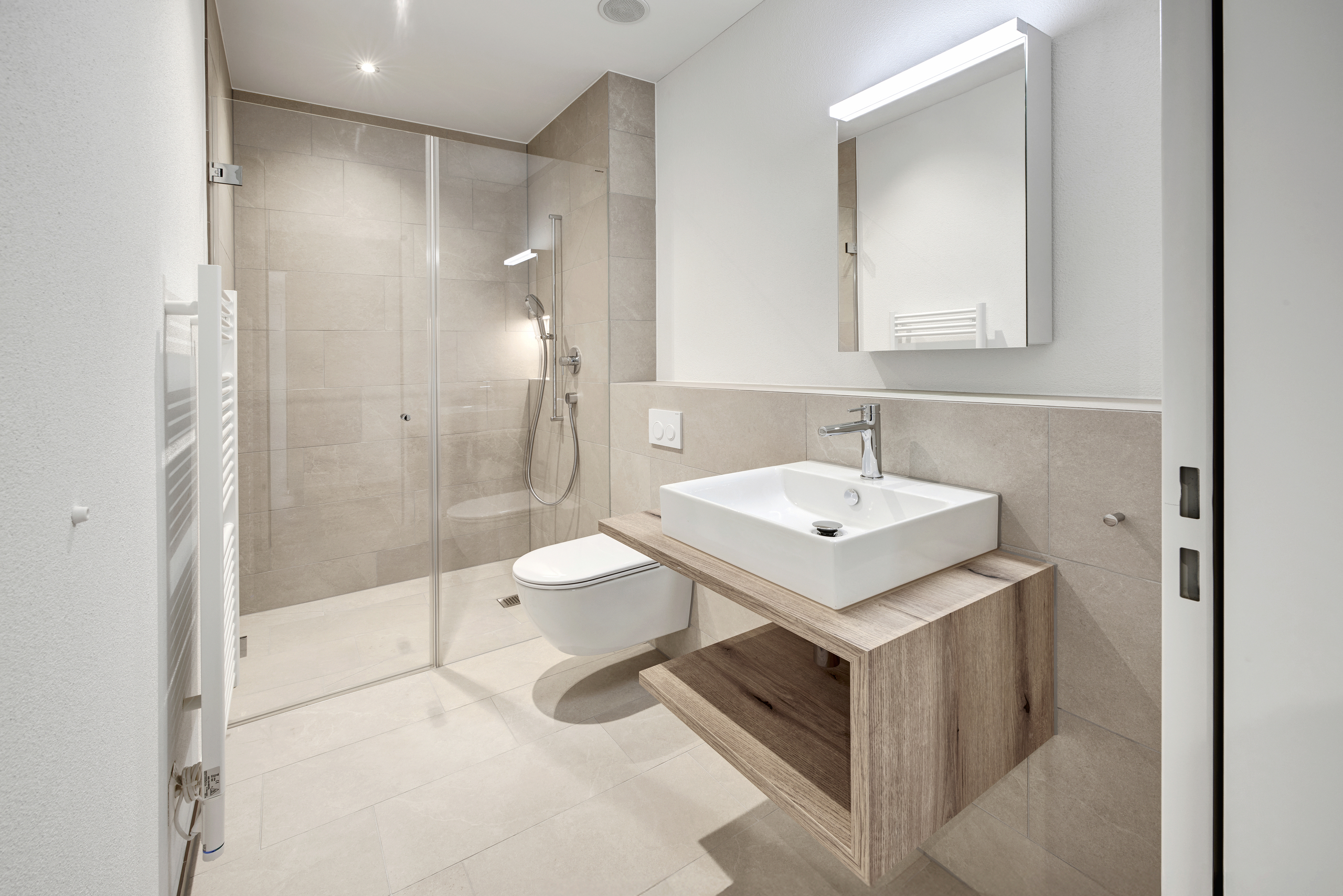 Modernes Badezimmer mit Walk-in-Dusche und Waschtisch