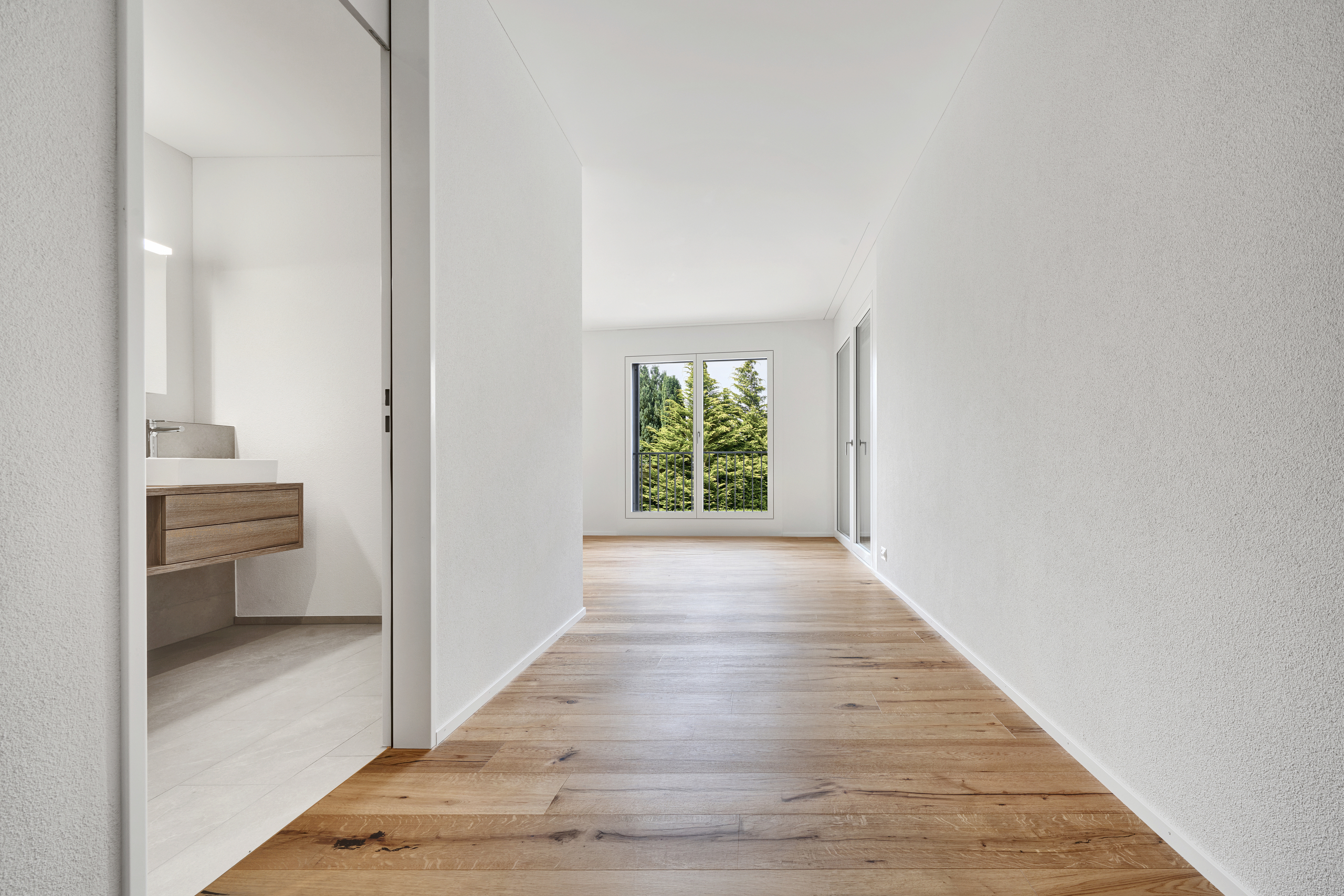 Heller Flur mit Holzfußboden