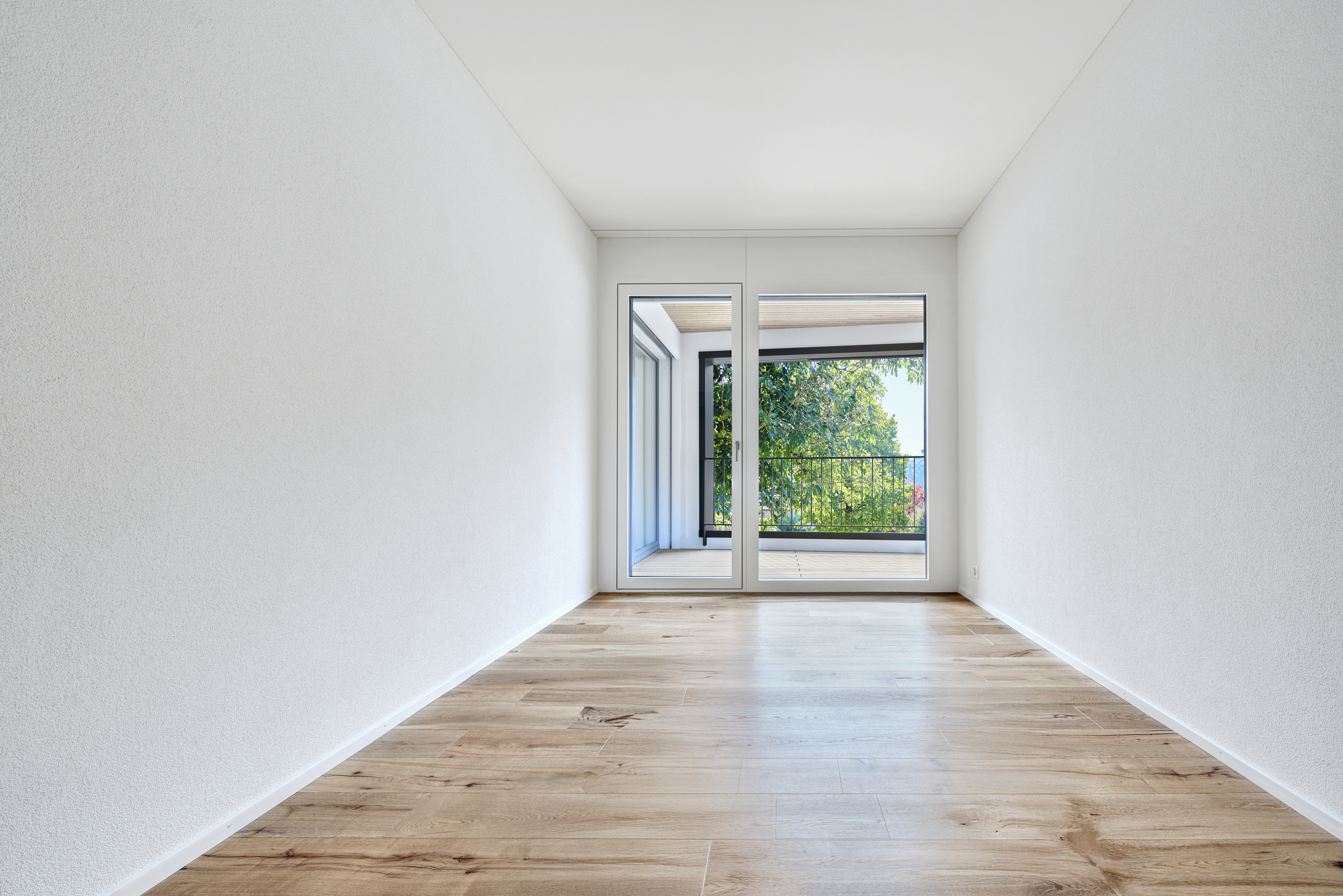 Heller leerer Raum mit Balkonblick