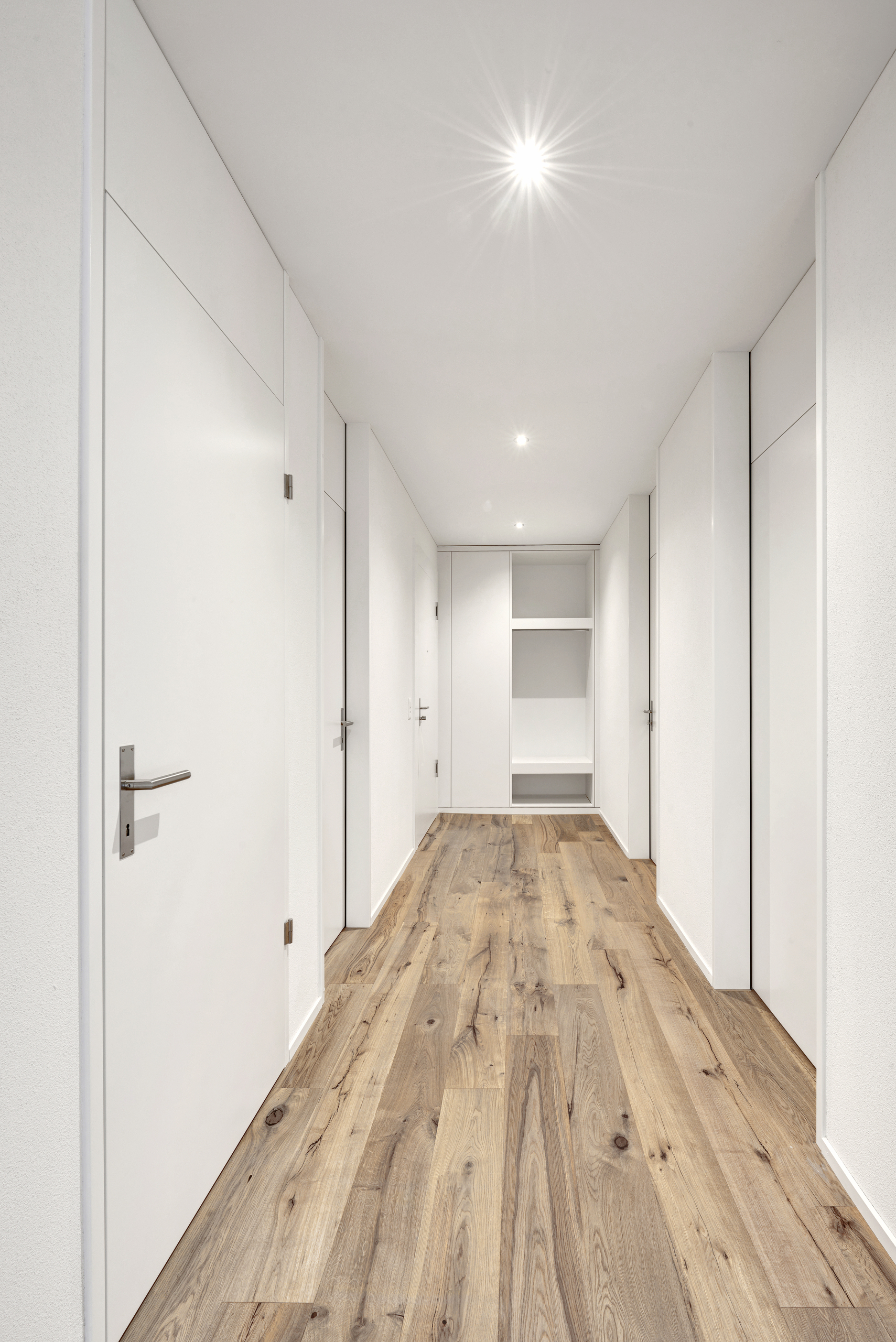 Heller, moderner Flur mit Holzboden