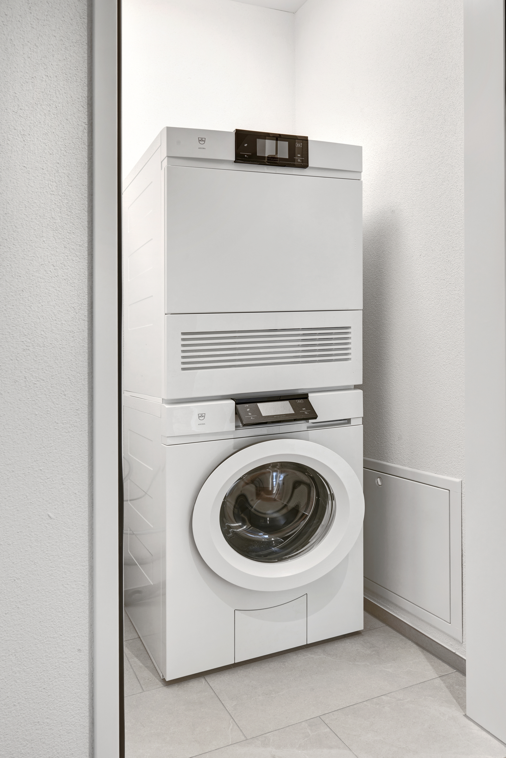 Hauswirtschaftsraum mit Waschmaschine und Trockner