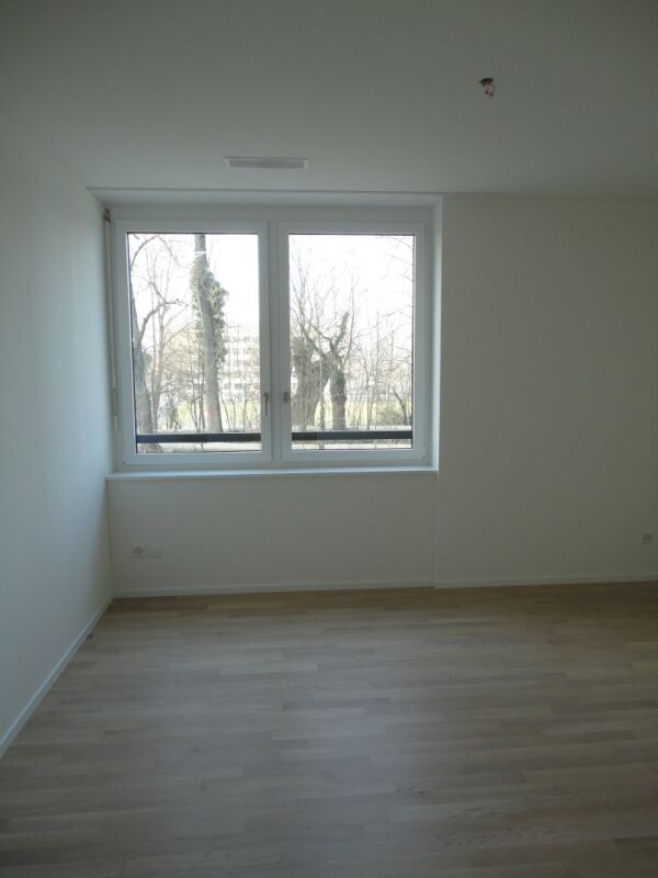Helles, leeres Zimmer mit Fenster