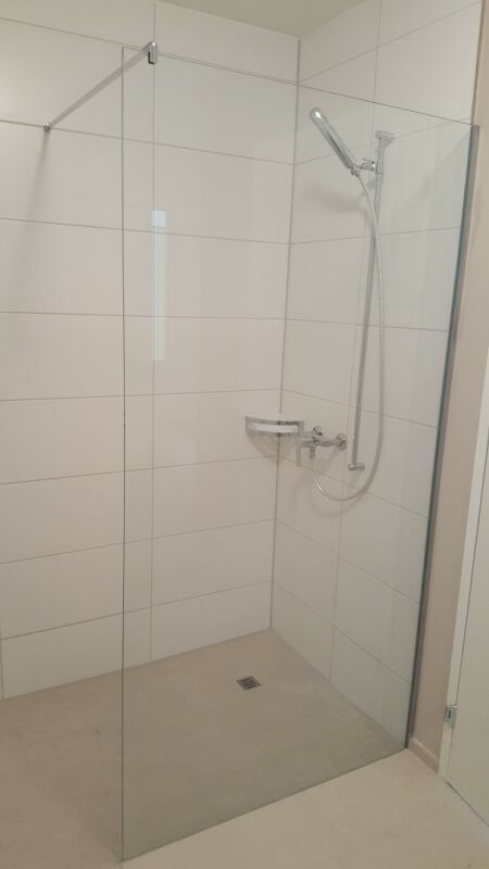 Begehbare Dusche mit Glasabtrennung