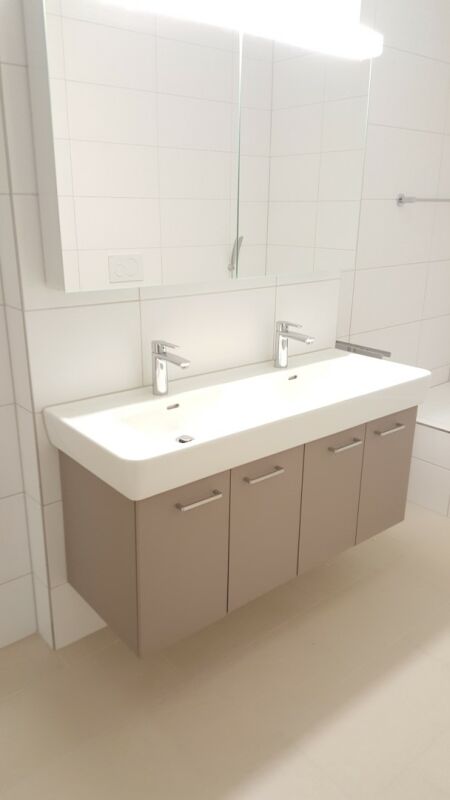 Modernes Badezimmer mit Doppelwaschtisch