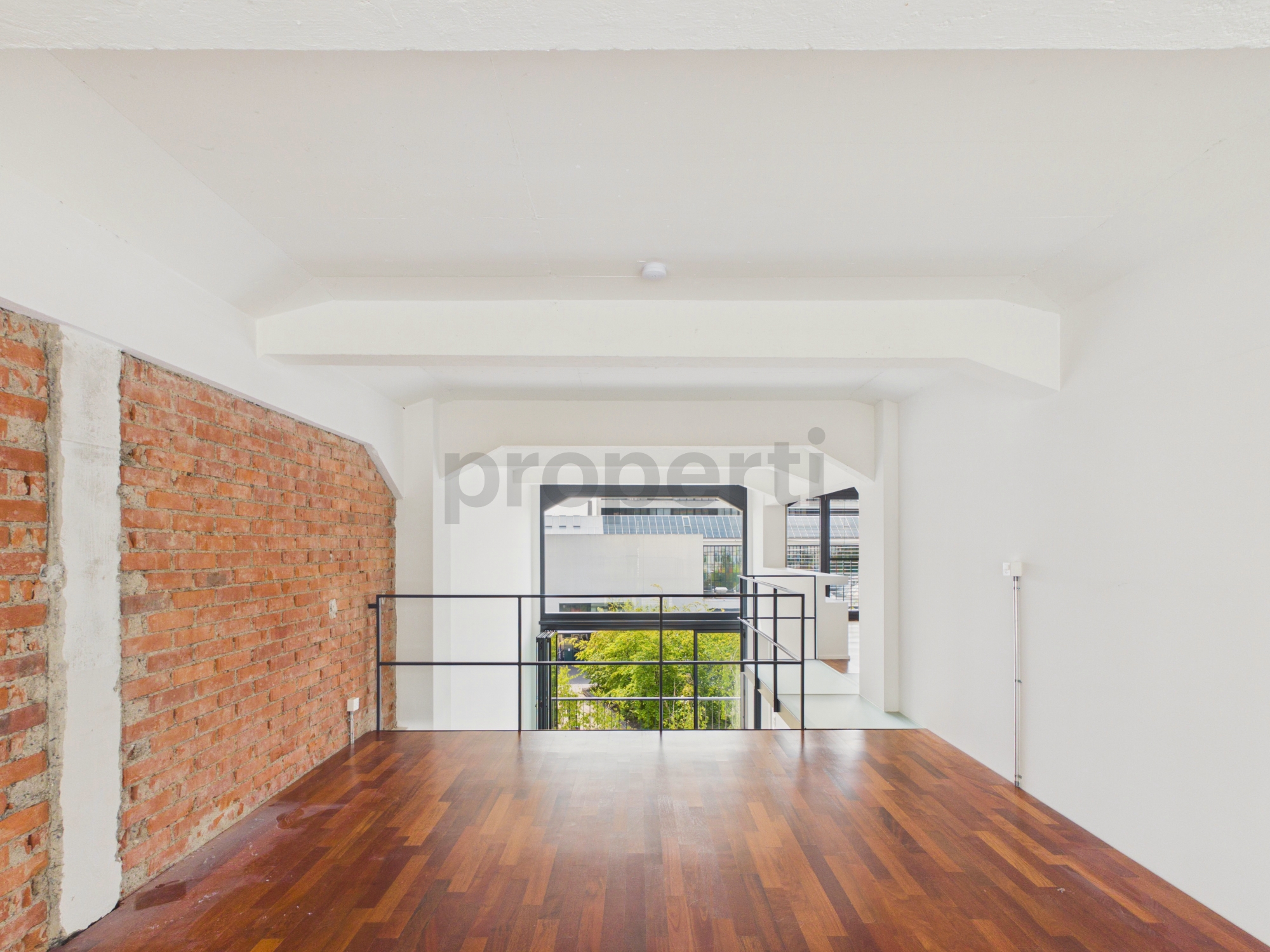 Loftartige Galerie mit Ziegelwand