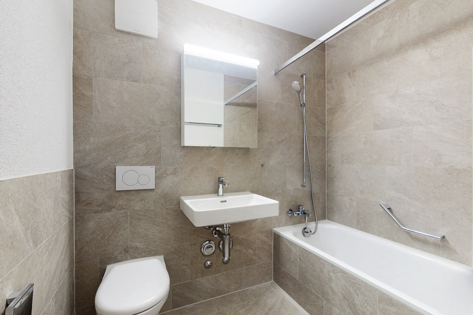 Modernes Bad mit Wanne und Wand-WC