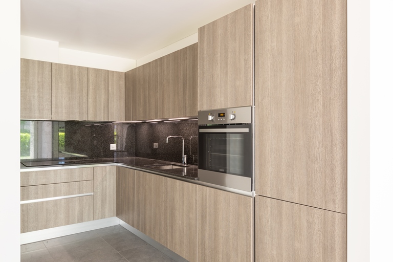 Moderne Einbauküche in Holzoptik