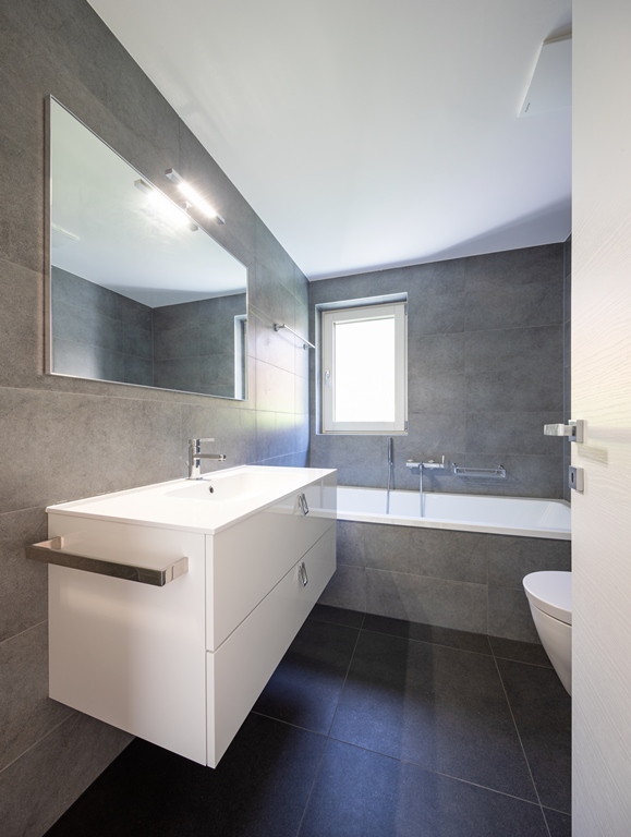 Modernes Badezimmer mit Wanne und Waschtisch