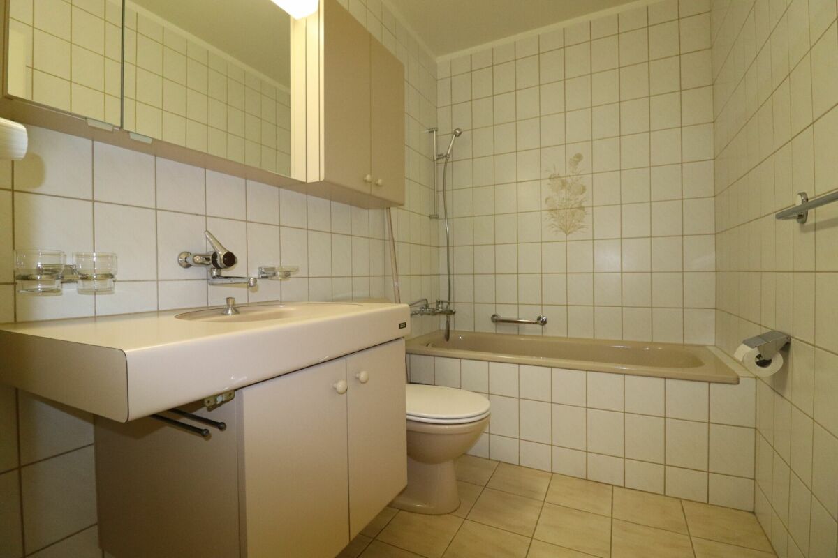 Badezimmer mit Badewanne und Waschtisch