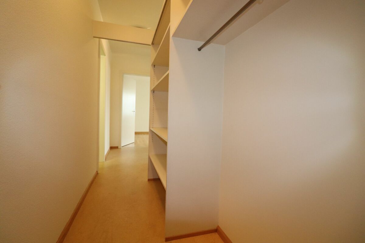 Begehbarer Kleiderschrank mit Flurblick