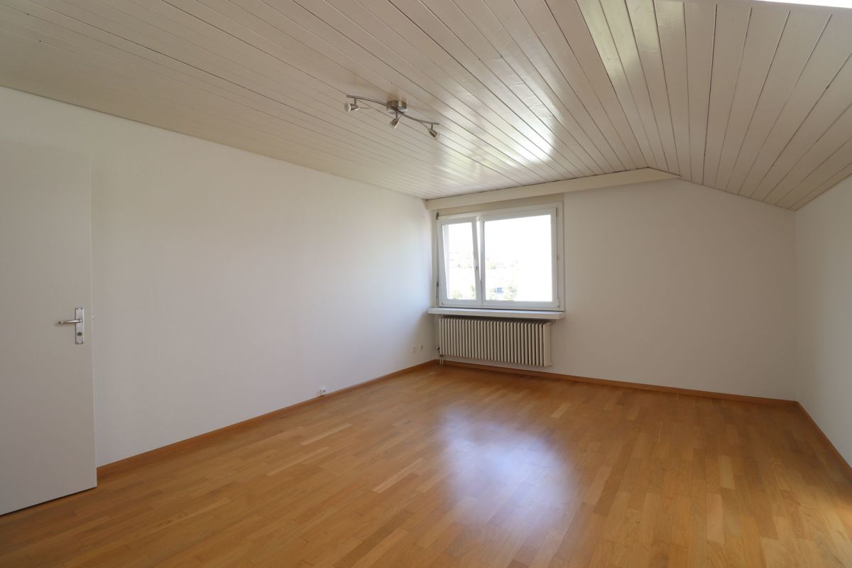 Leerer Dachraum mit Holzdecke