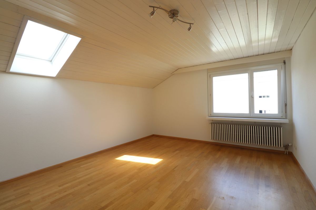 Heller leerer Dachraum mit Dachfenster