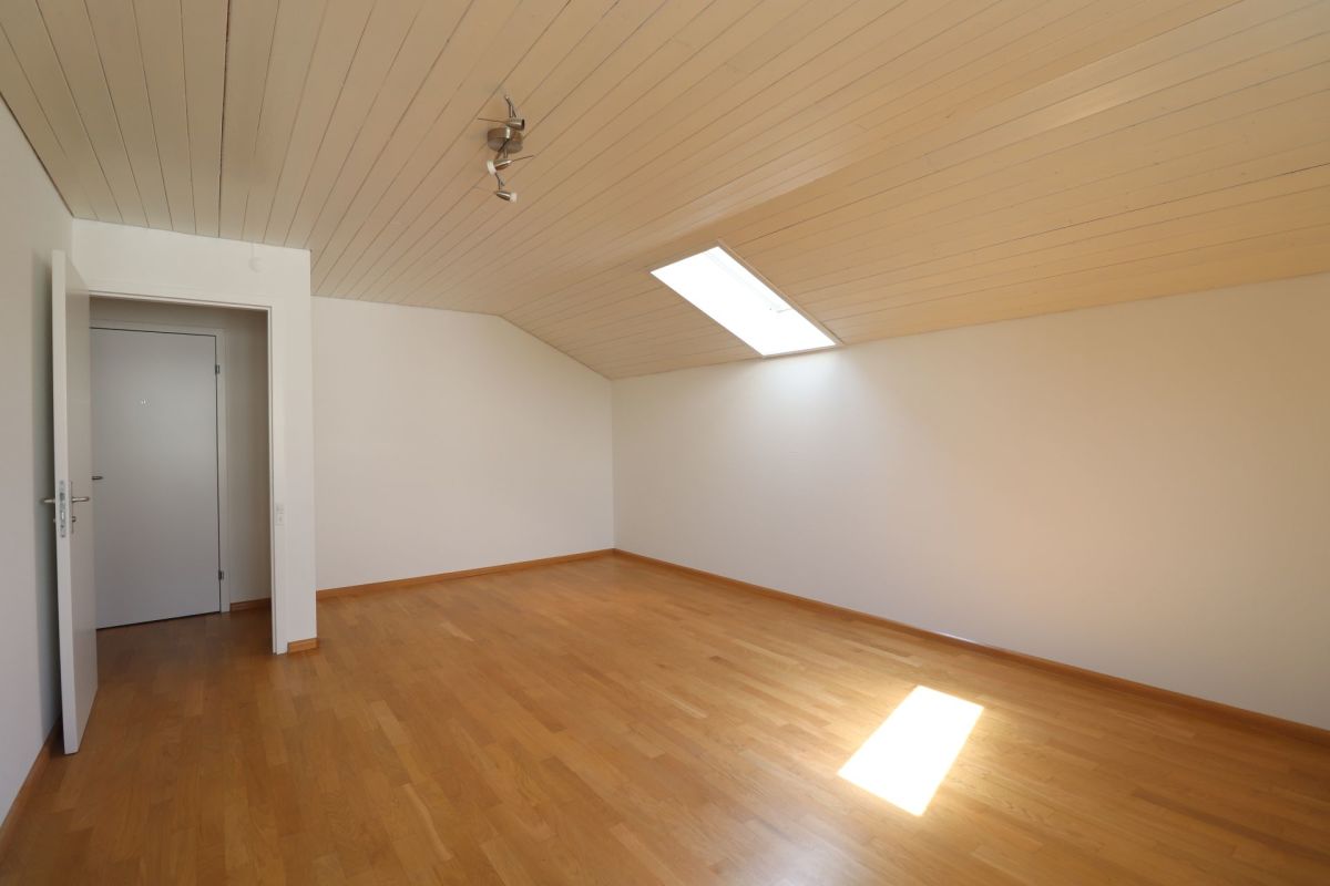 Dachgeschosszimmer mit Dachfenster