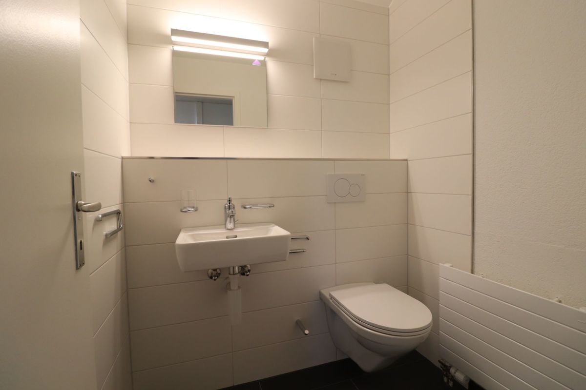 Gäste-WC mit wandhängendem WC und kleinem Waschbecken