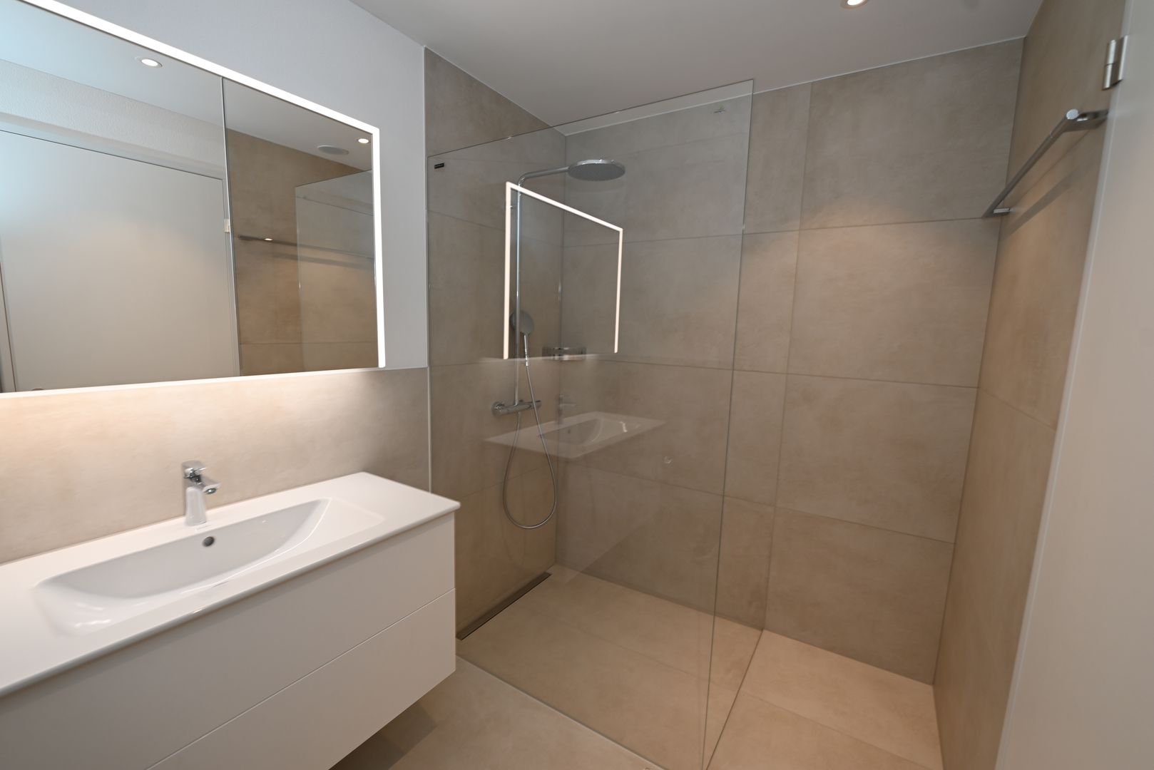 Modernes Badezimmer mit Walk-in-Dusche