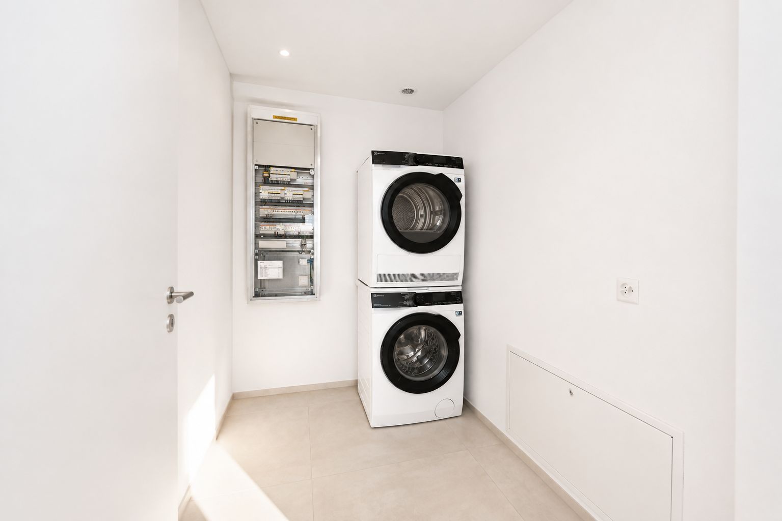 Hauswirtschaftsraum mit Waschmaschine und Trockner