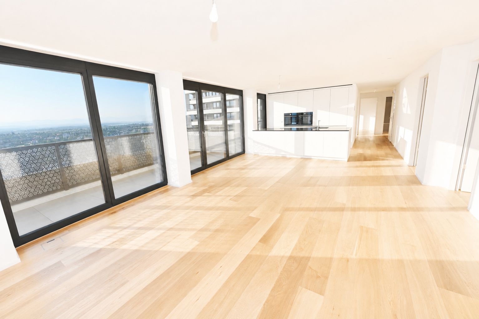 Helle offene Wohnküche mit Balkon und weitem Ausblick