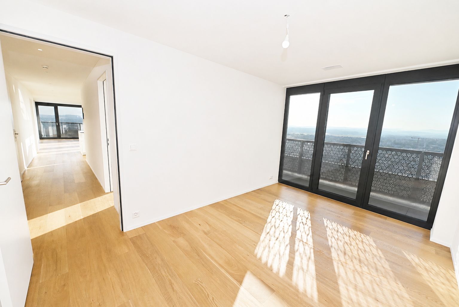 Helles Zimmer mit Balkon und Ausblick