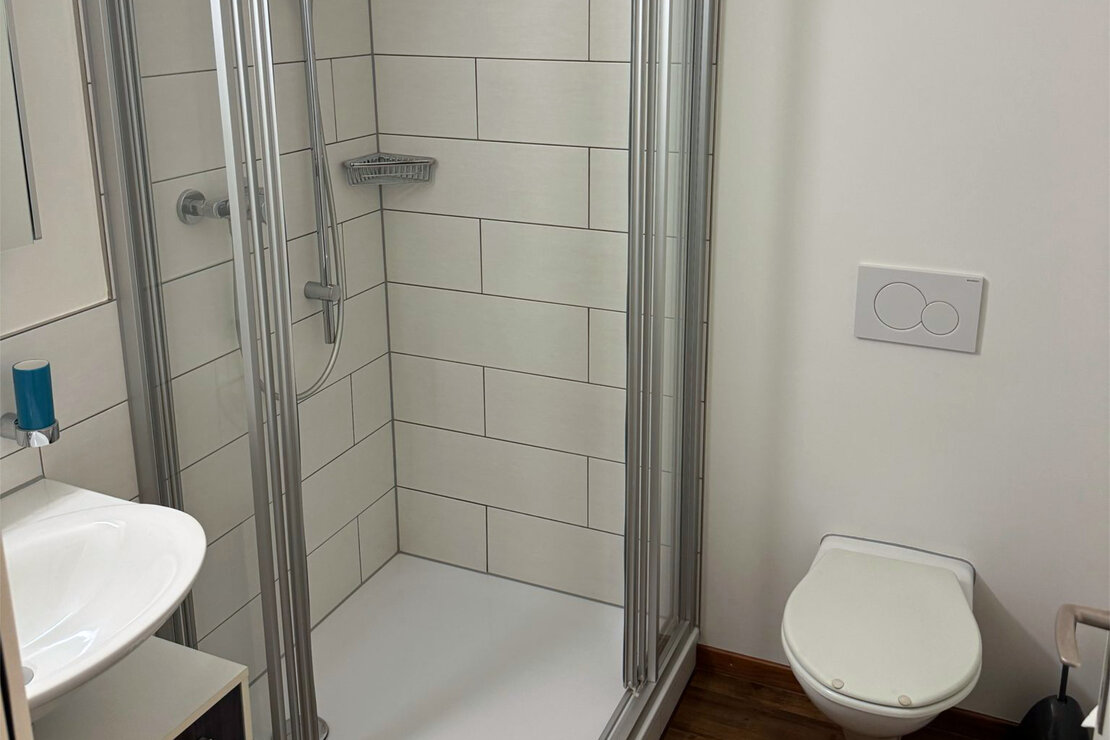 Modernes Bad mit Dusche und WC