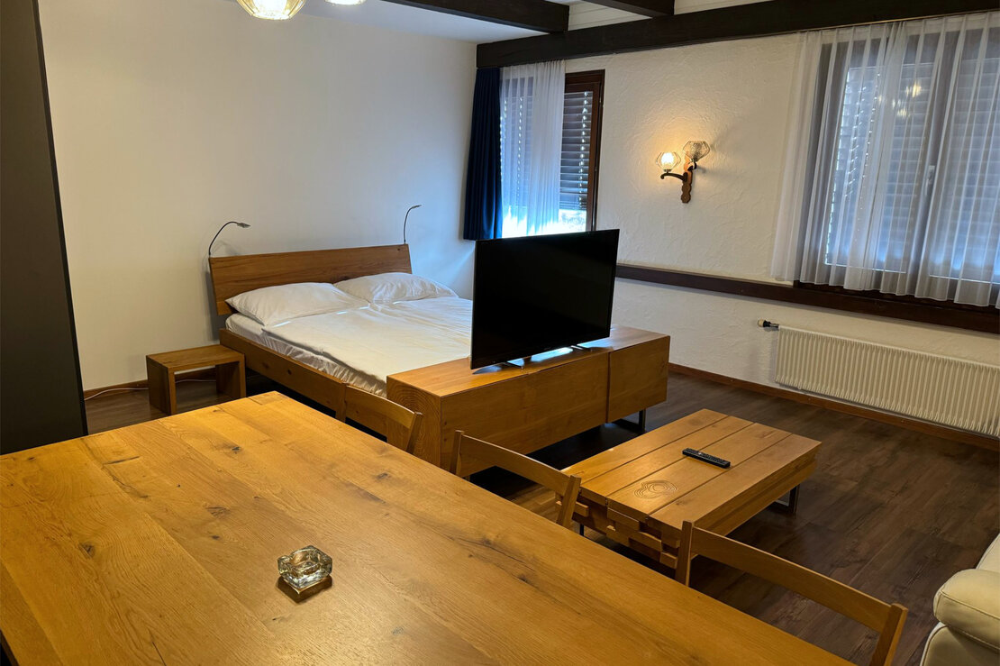 Gemütliches Schlafzimmer mit Holzmöbeln