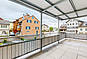 Überdachte Dachterrasse mit Stadtblick