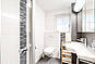 Badezimmer mit Dusche und Waschbecken
