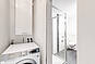 Modernes Badezimmer mit Waschtisch und Dusche