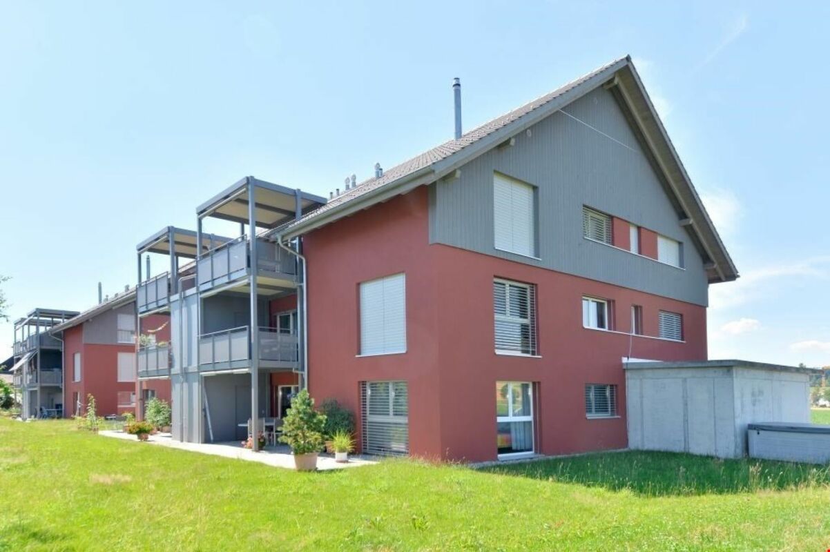 Mehrfamilienhaus mit Balkonen im Grünen