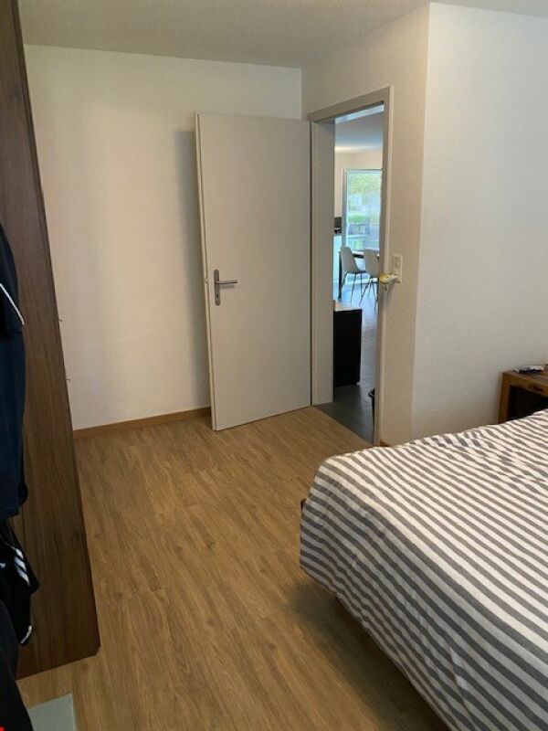 Schlafzimmer mit Blick in einen angrenzenden Wohnbereich