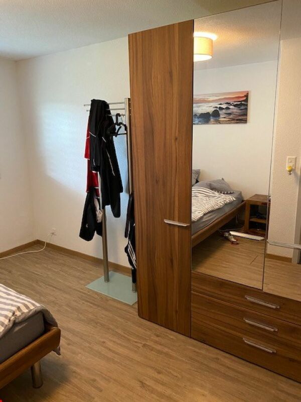 Schlafzimmer mit Kleiderschrank und Spiegel